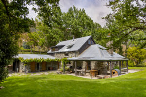 Judge & Jury Village Accommodation - The Farmhouse