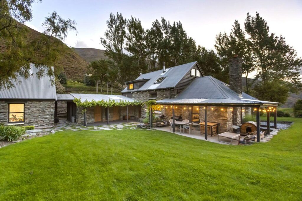 Judge & Jury Village Accommodation - The Farmhouse